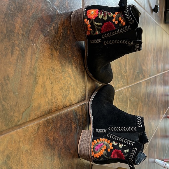 Tiara embroidered ankle boots, 6.5 - Picture 4 of 11